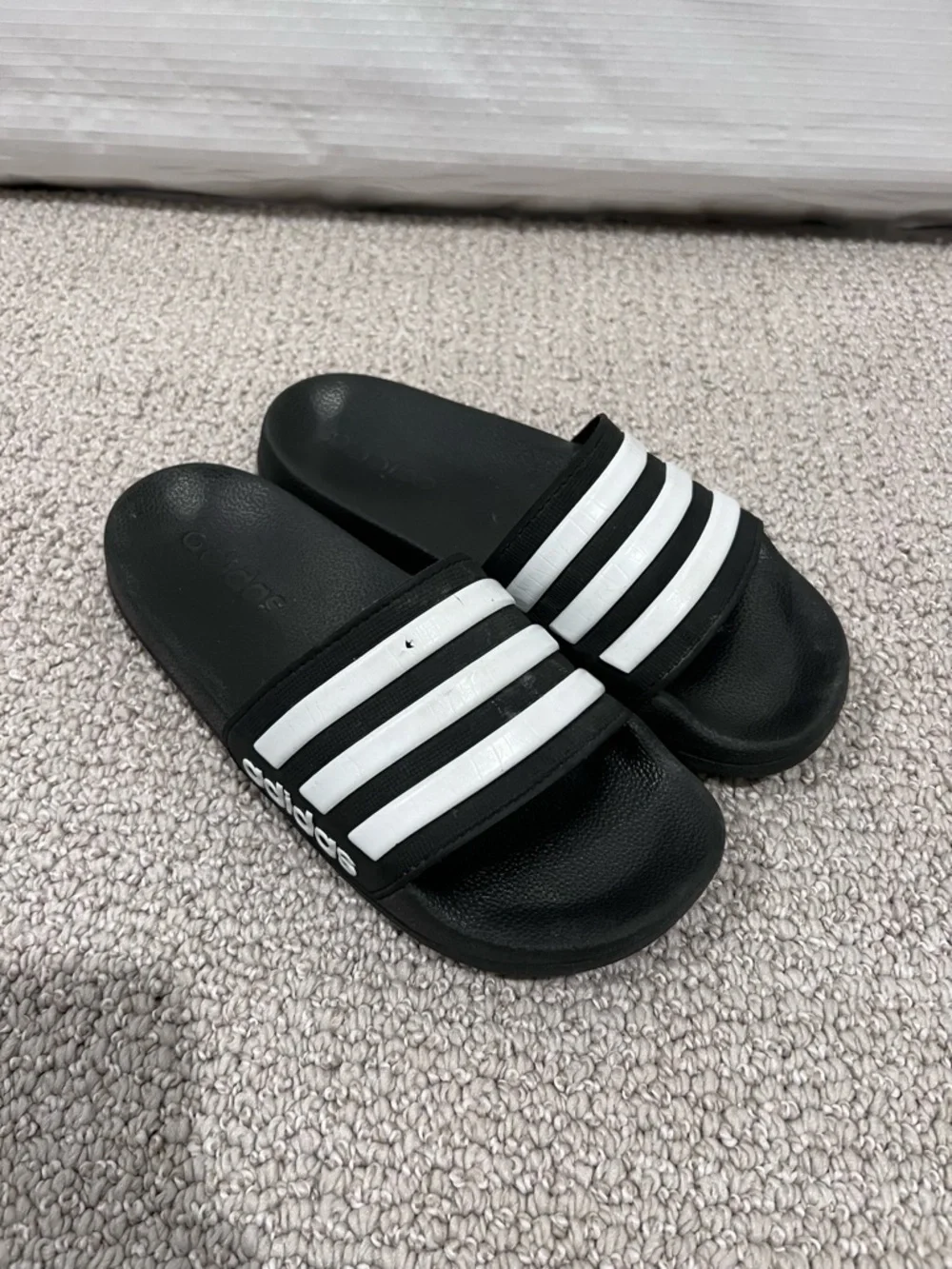 adidas Kids Black White Striped Logo Slide Sandals Comfort Kids size 4,